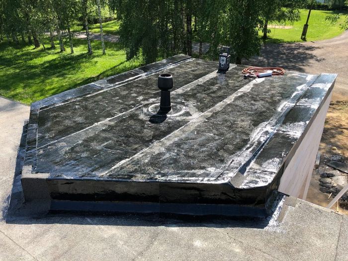 Valmis bituumenkattega kõrvalhoone lamekatus ventilatsioonikorgiga